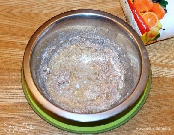 Если вы хотите приготовить блинчики утром и потратить меньше времени, то можно предварительно использовать замоченные отруби. Т. е. залить отруби молоком и отправить в холодильник, а утром дополнить белком и творогом.