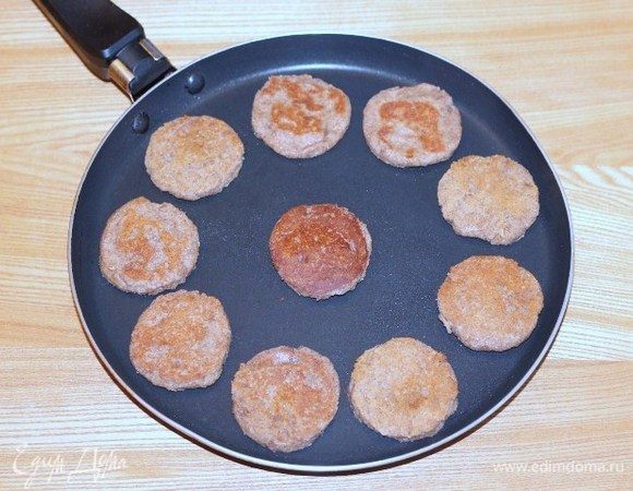 Жарим блинчики на хорошо разогретой сковороде с антипригарным покрытием.  
