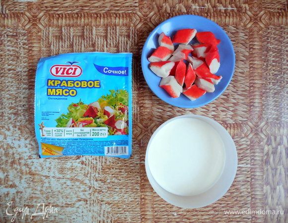 Духовку разогреть до 160°С. Сливки и крабовое мясо Vici поместить в стакан для блендера.