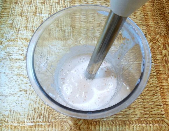 Сливки и крабовое мясо измельчить погружным блендером до максимально однородного состояния. Приправить солью по вкусу.