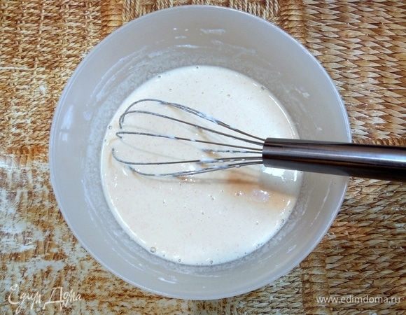 Когда сливки закипят, снять с огня и вливать тонкой струйкой в яйца, непрерывно энергично помешивая венчиком. 