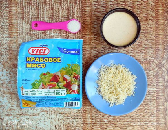 Непосредственно перед подачей сыр натереть на мелкой терке и смешать с сахаром. 