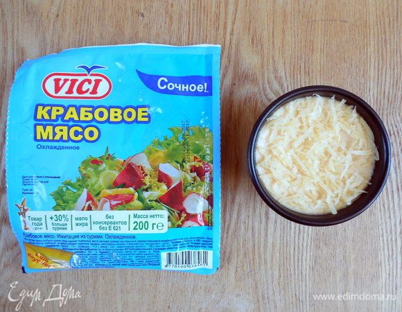 Равномерно распределить смесь тонким слоем по поверхности крем-брюле. Поставить в духовку под гриль до образования коричневой корочки (если есть кулинарная горелка, лучше воспользоваться ей). Внимательно следите за корочкой, так как она очень легко может сгореть!