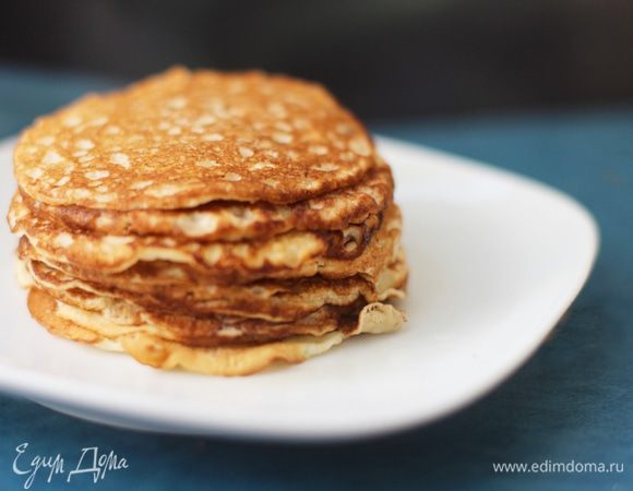 В качестве жира для жарки я использовала наколотый на вилку кусочек сала.
Блинчики пекла на сковороде для оладий, т.к. планировала делать порционную подачу. Можно сделать в виде большого крепвиля (тогда ингредиенты для теста нужно увеличить вдвое).

Взбить в пену яйца, добавить сахар и соль. Просеять муку с содой. Влить в яйца постепенно кипяток, непрерывно взбивая. Затем добавить кефир. Добавить порциями муку. В конце влить масло.
Дать тесту постоять минут 15-20 для набухания клейковины муки — так блины не рвутся. Выпекать на разогретой сковороде, периодически смазывая ее.
