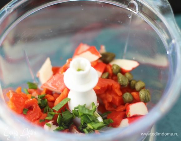 Сложить в процессор, добавить творожный сыр, молоко, лук, каперсы, лимонный сок и укроп.