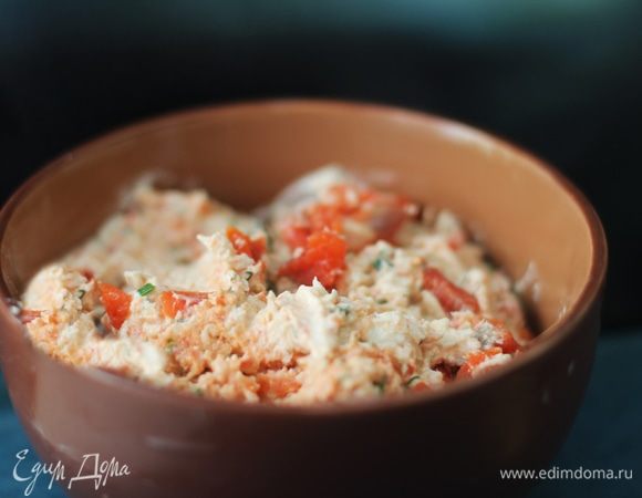 Смолоть до получения однородной массы, затем переложить в миску и добавить нарезанного лосося.