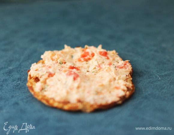 Если вы делаете большой крепвиль, то разъемную форму застелить пленкой, края оставить свисать. 
Если делаете мини-вариант, то просто каждую лепешку смазать кремом, на нее положить вторую, и так далее до желаемой высоты «башен», у меня 8 слоев блинчик-начинка.
