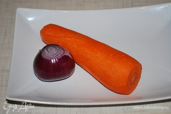 На крупной терке трем морковь, режем лук.