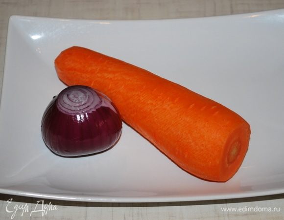 На крупной терке трем морковь, режем лук.