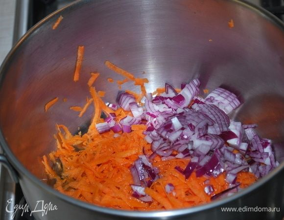 Складываем в кастрюлю, где будем варить суп, и обжариваем на масле.