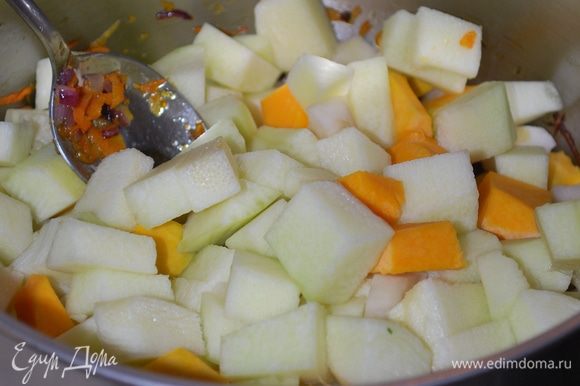 К обжаренной моркови с луком добавляем порезанные овощи.