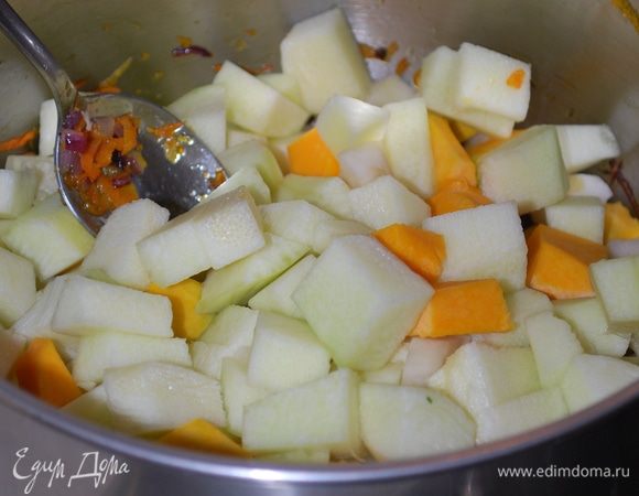 К обжаренной моркови с луком добавляем порезанные овощи.