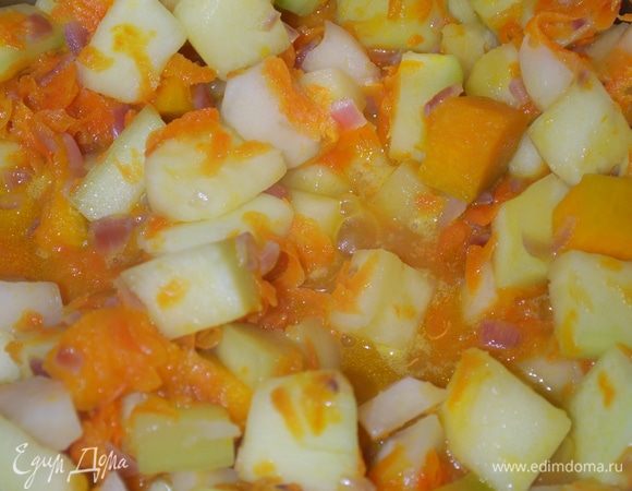 Добавляем немного воды и тушим овощи до готовности, солим по вкусу.