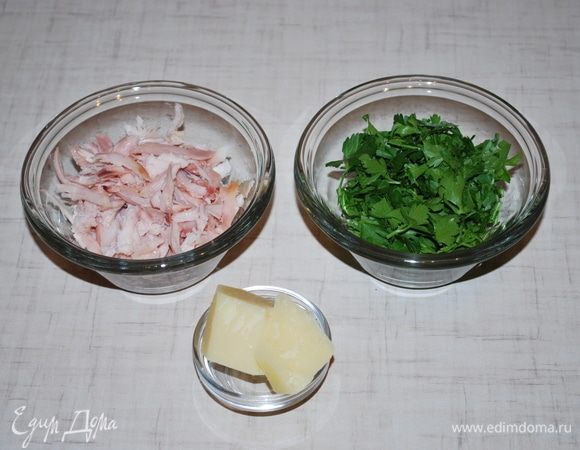 Овощи тушатся, режем зелень, копченую курицу разберем на волокна, подготовим твердый сыр.