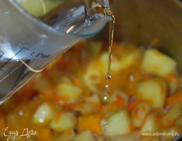 Овощи готовы. Добавляем фильтрованную воду. Доводим до кипения.