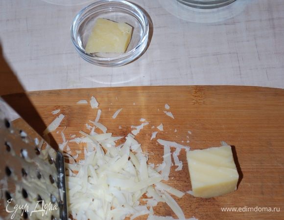 Пробили суп блендером, доводим его до кипения, пробуем на вкус, добавляем перец. На крупной терке трем сыр.