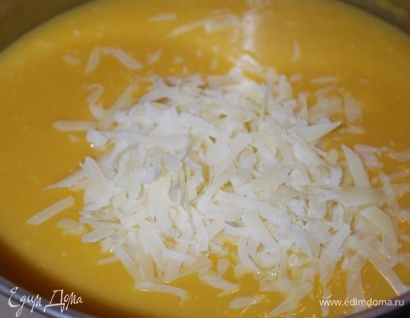 В суп-пюре добавляем сыр и перемешиваем.