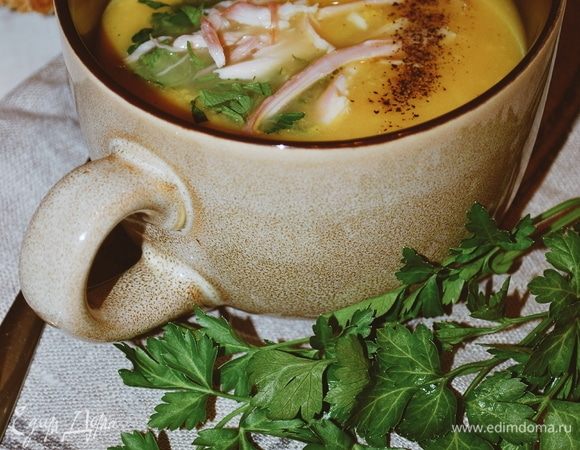 Порционно в чашки добавляем зелень и копченую курицу. Приятного аппетита!