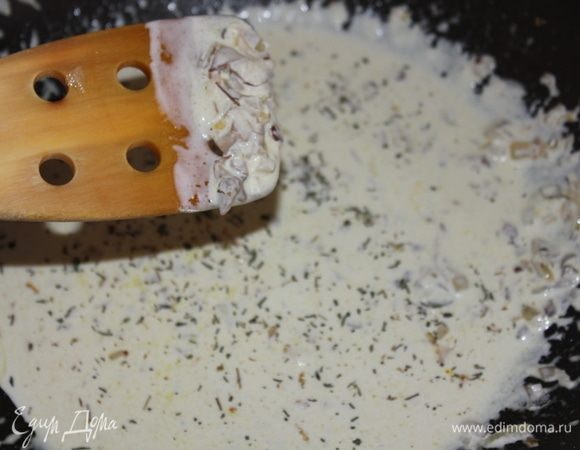 Нарезать как можно мельче половину луковицы, выложить на раскаленную сковороду с оливковым маслом, пассеровать лук 3 минуты, постоянно помешивая. Добавить 1 гриб, мелко порезанный кубиками, и продолжать пассеровать до полного приготовления лука. Он должен быть прозрачно-мягким. 
Залить 1 уп. сливок, перемешать.