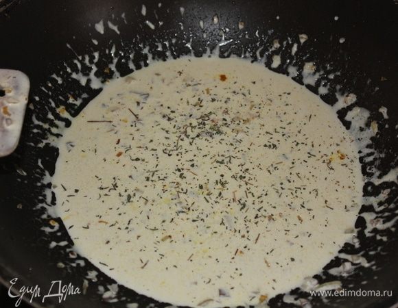 Добавить соль, перец по вкусу. Натереть на мелкой терке мускатный орех, добавить щепотку сушеного тимьяна и щепотку куркумы. Все помешивая, довести до высокой температуры, но  важно, чтобы сливки не кипели. Выключаем, накрываем крышкой, отставляем в сторону.