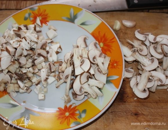 Нарезать часть грибов кубиками среднего размера, часть — тонкими пластиками (из которой половину мы используем для украшения блюда).