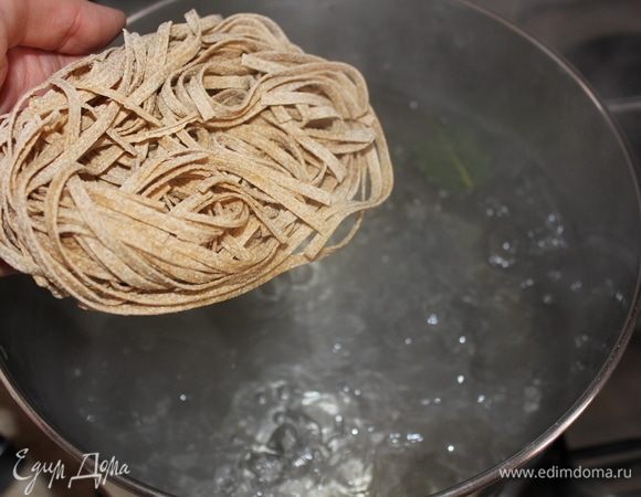 В кипящую соленую воду на большом огне опускаем «феттучини», (так их называют в России), а на самом деле, в Италии их название феттучине, или тальятелле, но тальятелле более плоские. Я брала 2 разных типа (одни из отрубной муки, другие из пшеничной, поэтому, варила в два захода. Те, что из отрубной муки, я варила чуть дольше, примерно, на 2-3 минуты.