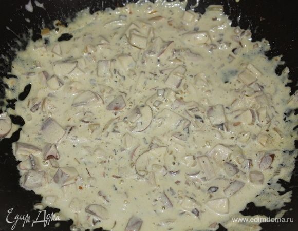 Желтковая паста варится почти всегда очень быстро. От 2-х до мах. 6 минут, в зависимости от типа. Тем временем ставим снова наш сливочно-грибной соус на медленный огонь, разогреваем его, добавив ту часть грибов, которую прежде порезали кубиками. Перемешиваем, оставляем на медленном огне. Не даем закипеть.