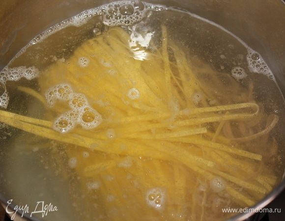 Прошло около 3-х минут, я добавляю в кастрюлю с кипящей водой вторую порцию феттучине и варю их вместе еще около 3-х минут.