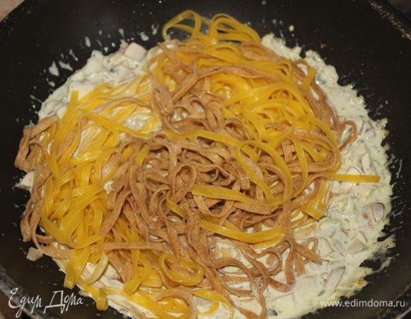 За полминуты до готовности пасты, вынимаем ее с помощью специальной шумовки с зубчиками и перекладываем в горячий сливочно-грибной соус. Эти полминуты паста закончит вариться в сливочном соусе. Если соус получился густоватым (это зависит от типа сливок), то добавьте немного кипящей воды, в которой варилась паста. Не переборщите с водой, главное, чтобы у вас не получился суп. 