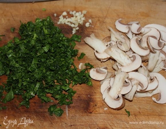 Тем временем успеваю за 2-3 минуты нарезать мелко петрушку и 1 зубчик чеснока (это пойдет на украшение).