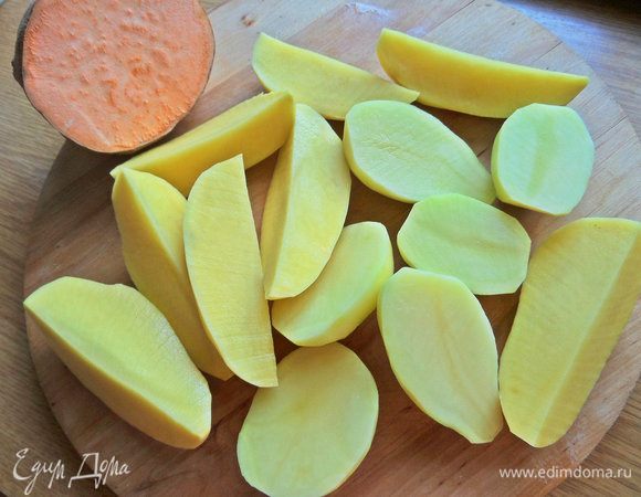 Картофель и батат очистить.