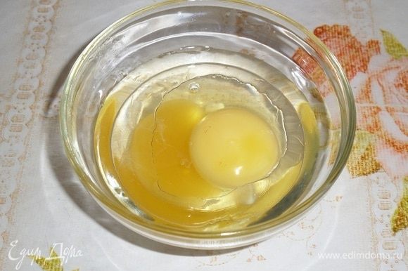 В чашку разбиваем яйцо. Добавляем воду, растительное масло и мед.
