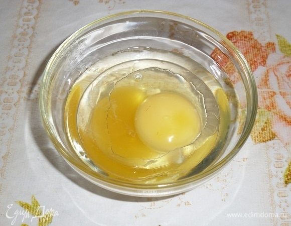 В чашку разбиваем яйцо. Добавляем воду, растительное масло и мед.