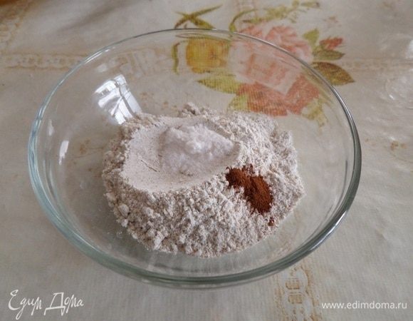 В чашке смешиваем цельнозерновую муку, разрыхлитель и корицу.