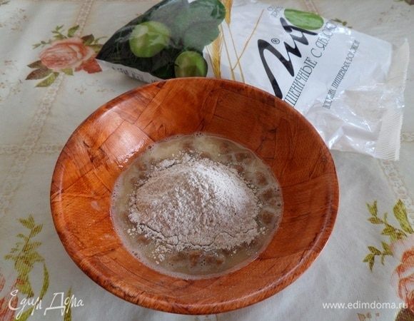 В чашку к набухшим отрубям добавляем муку с разрыхлителем и корицей. 