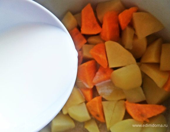 После того, как кусочки станут мягкими, сливаем отвар (но не выливать!), вливаем чашку горячего молока.