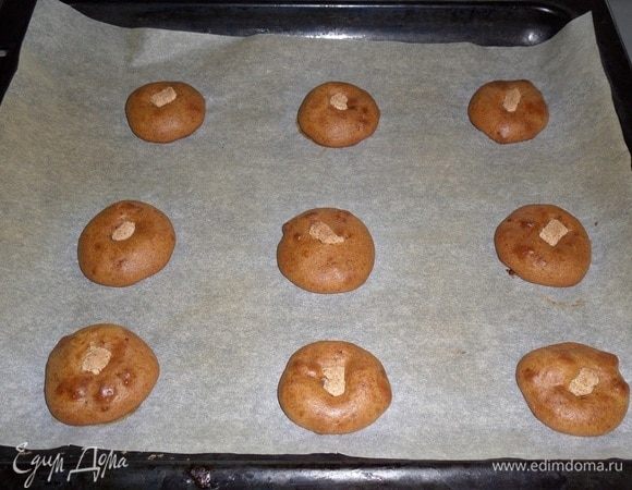 Ставим противень  в разогретую духовку. Выпекаем 5-7 минут при 250°С.
