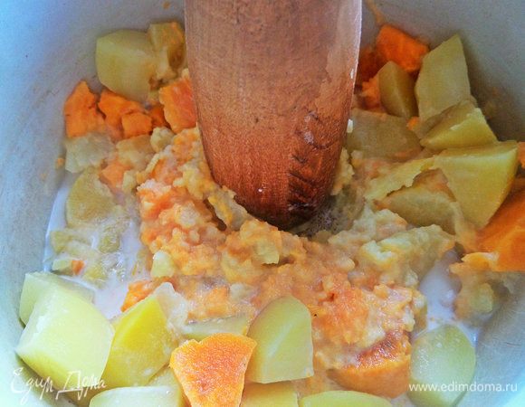 Растираем в пюре толкушкой.