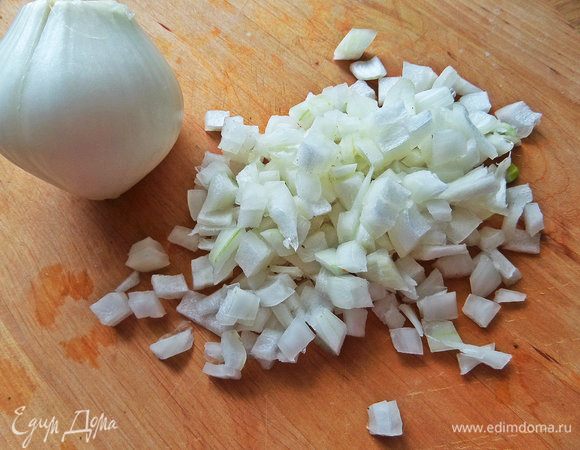 Готовим нижний слой. Лук измельчить.