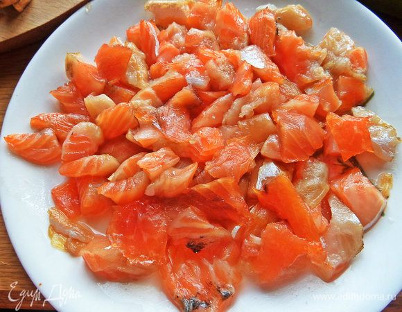 Филе лосося нарезать кубиками.