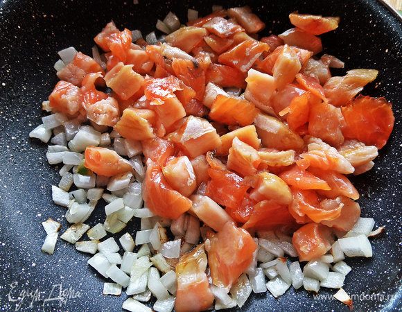 Перенести в сковороду к луку.