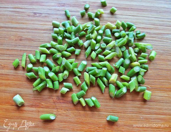 Чеснок или чесночные стрелки измельчить.