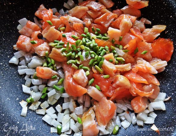 Добавить тоже в сковороду.