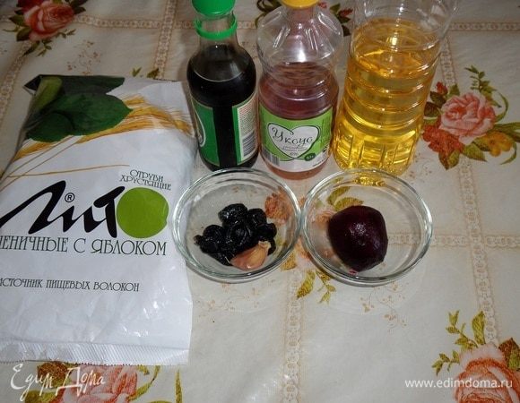 Подготовим продукты. У меня свекла была сварена заранее, что существенно сократило время приготовления салата. Вес очищенной отварной свеклы — 70 г.