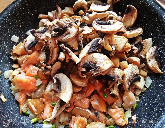 Добавить нарезанные грибы.