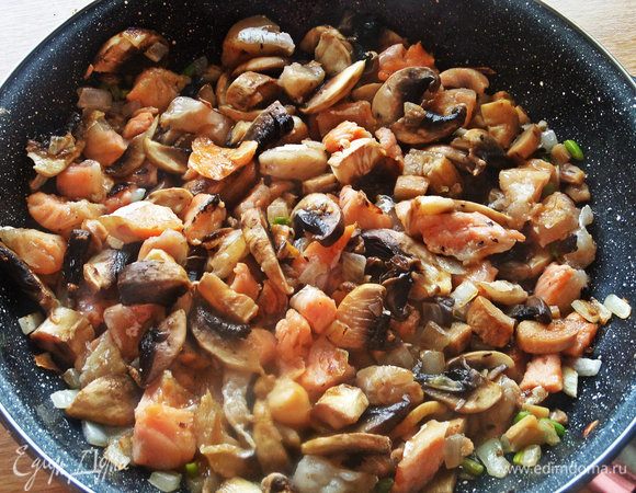 Снова перемешать на огне пару минут.