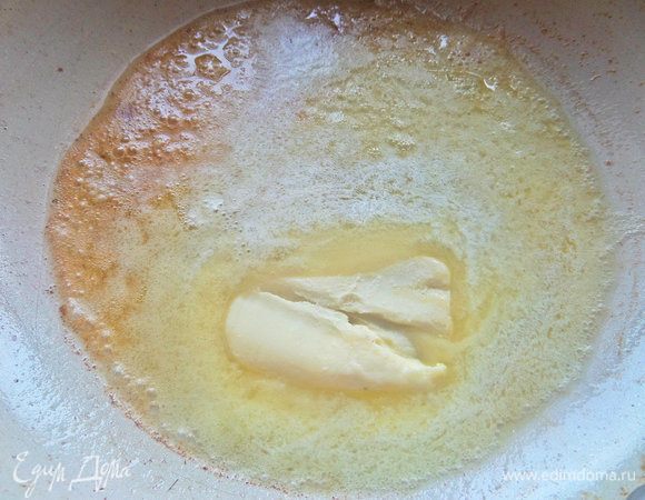 Переходим к «Бешамелю». На чистой сковороде растопить масло.