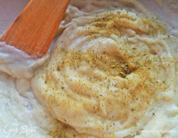 Добавить специи: приправы для рыбы, соль, перец, мускатный орех.