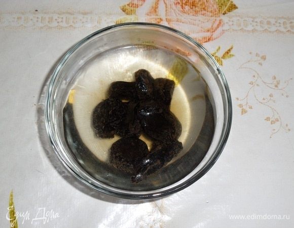 Чернослив промываем водой. Выкладываем в чашку и заливаем горячей водой. Оставляем на 3-5 минут. Затем воду сливаем.