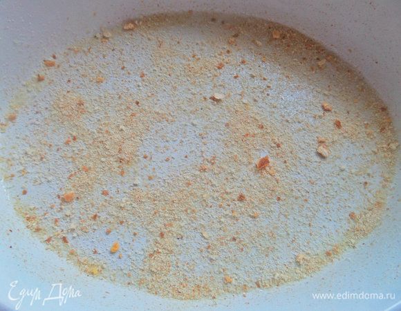 Все, собираем запеканочку. Керамическое блюдо смазать любым маслом, посыпать сухарями.